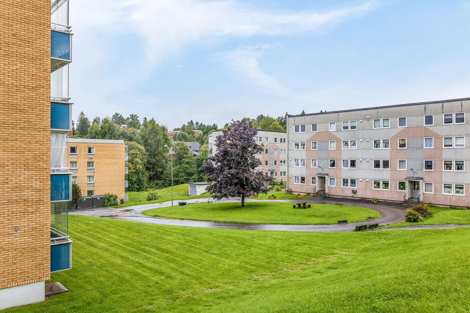 Det er felles parkeringsplass i borettslaget. Galleribilde