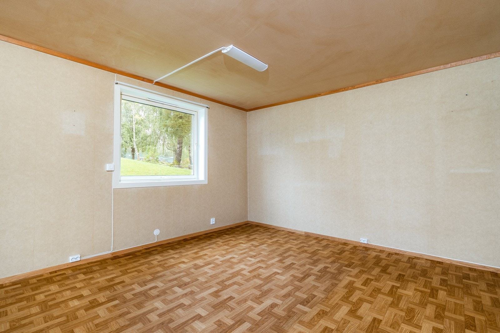 Stuen er 26 kvm stor, og har plass til både sofagruppe og spisestuebord. Galleribilde