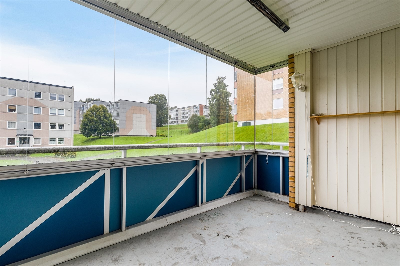 Boligen har en 7 kvm stor innglasset balkong med sydvestvendt beliggenhet og fint utsyn ut over borettslagets fellesareal og nærområdet. Galleribilde