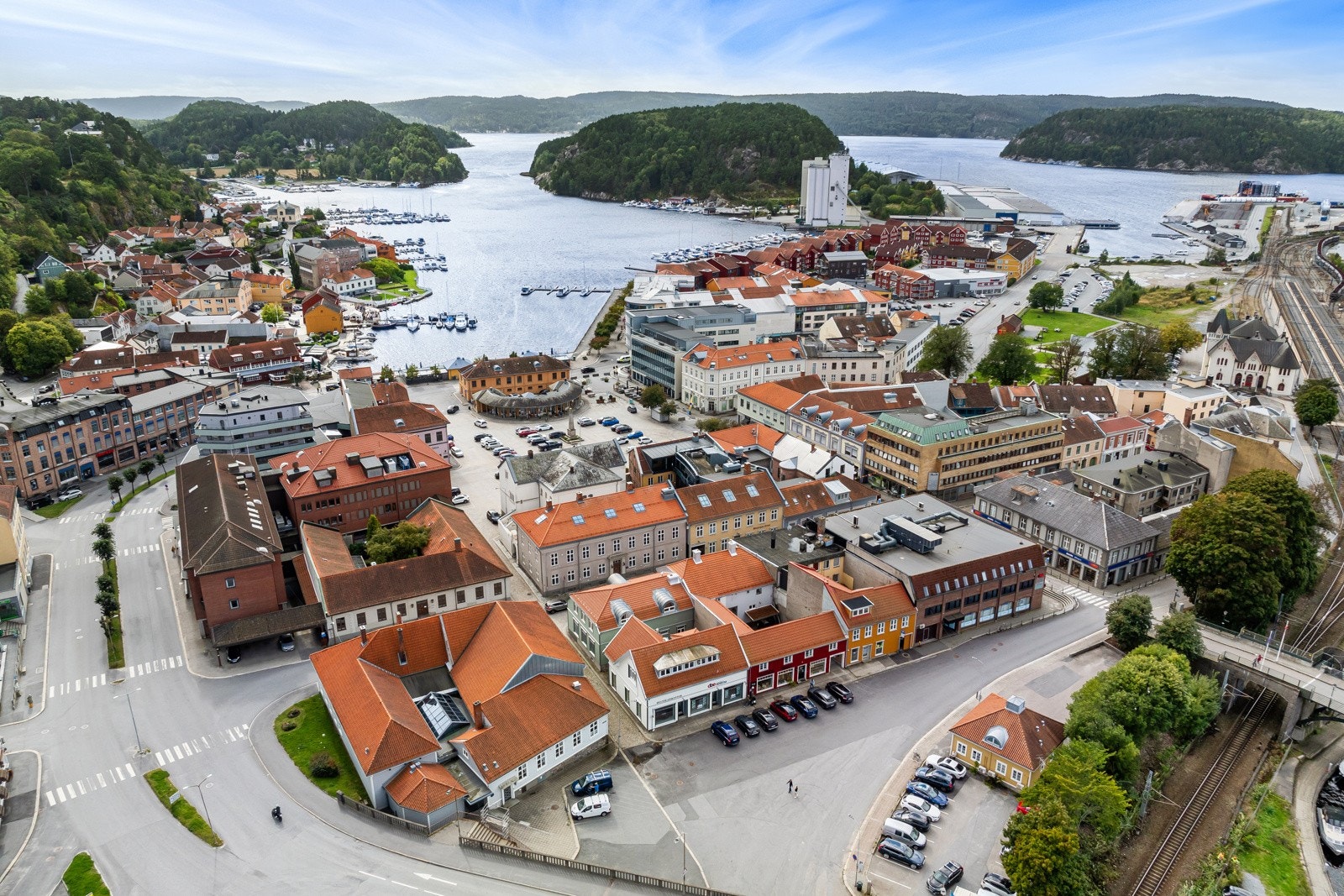 Boligen ligger meget sentralt til med kort gangavstand til alle byens fasiliteter. Galleribilde