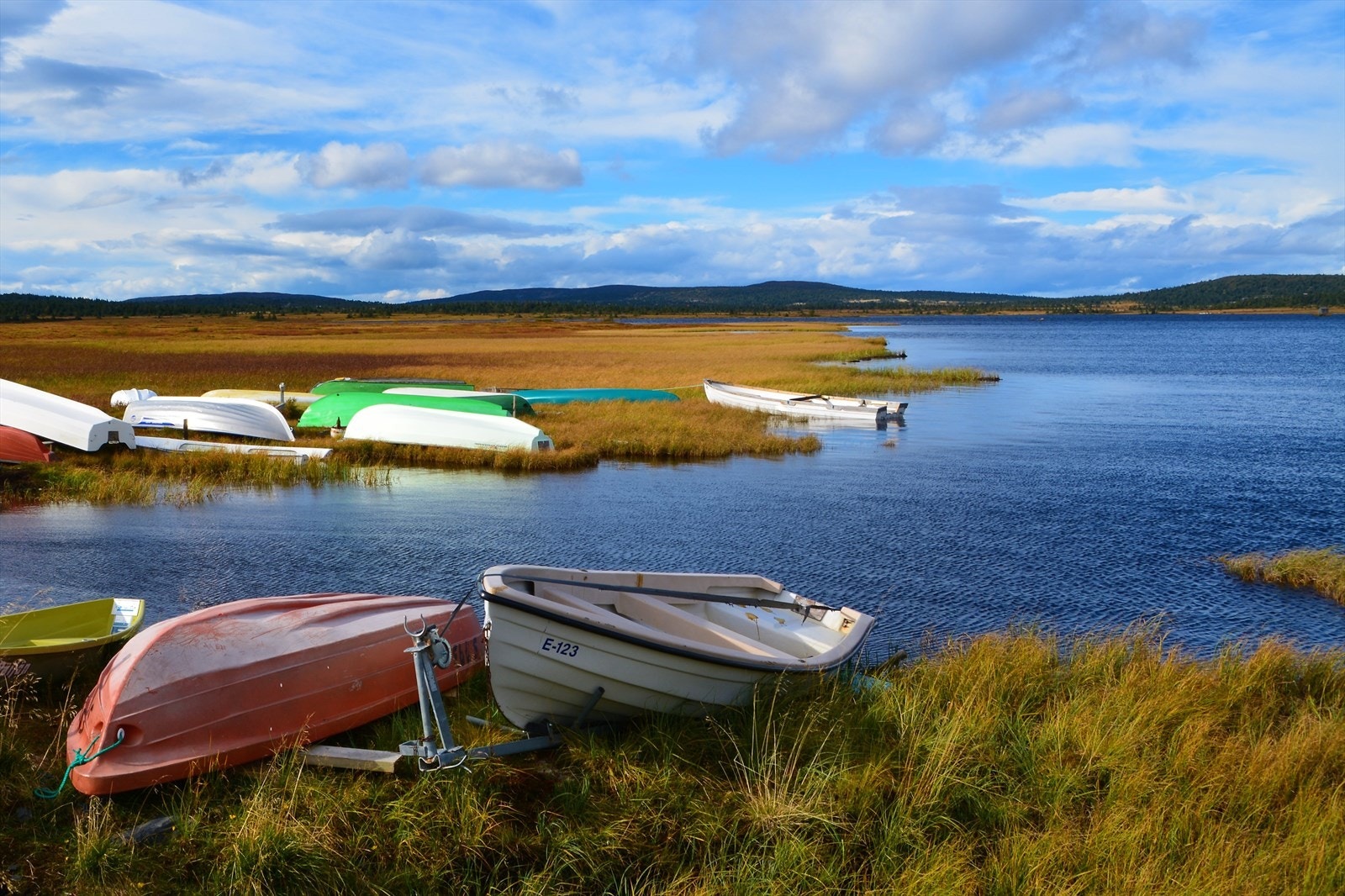 Området er et ekte tureldorado, sommer som vinter. Hva med en tur med robåten eller kanoen på Kroksjøen. Vakkert! Galleribilde