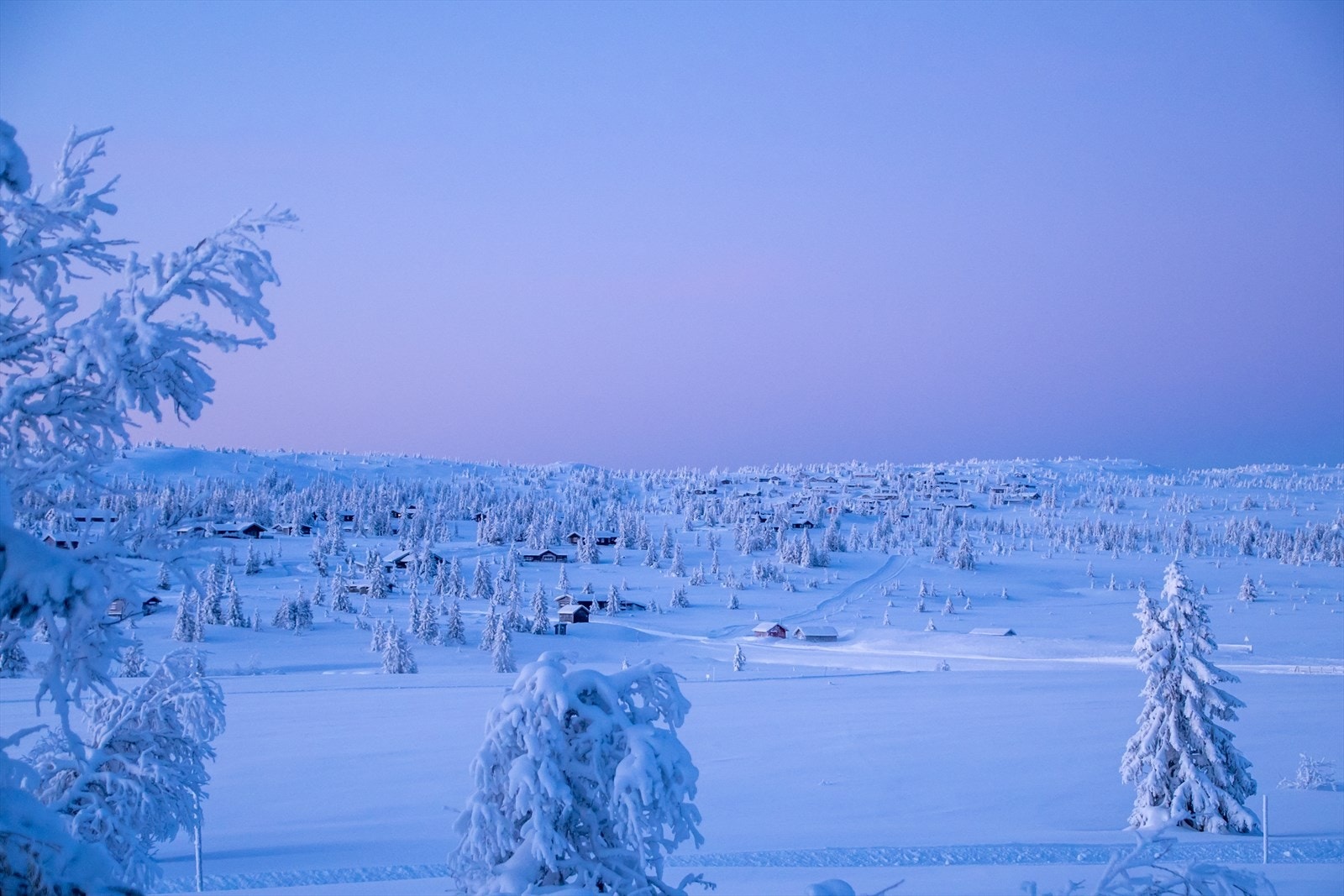 Området er et ekte tureldorado, sommer som vinter. Hva med en tur med robåten eller kanoen på Kroksjøen. Vakkert! Galleribilde