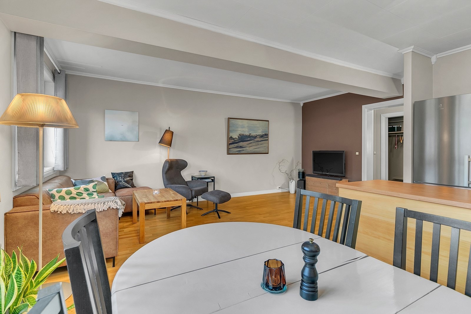 Her har du god plass til egen spisestueavdeling, i umidderbar nærhet til kjøkken. Galleribilde