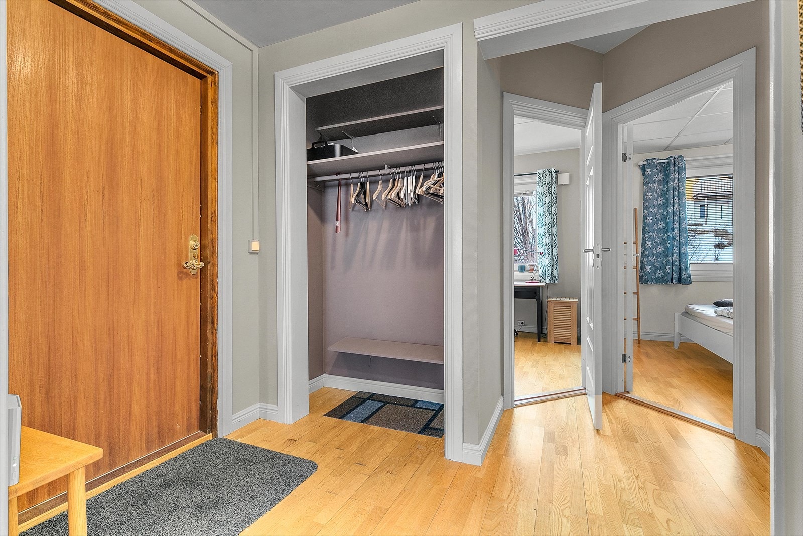 Velkommen inn! God plass for å henge av deg klær i gangen. Galleribilde