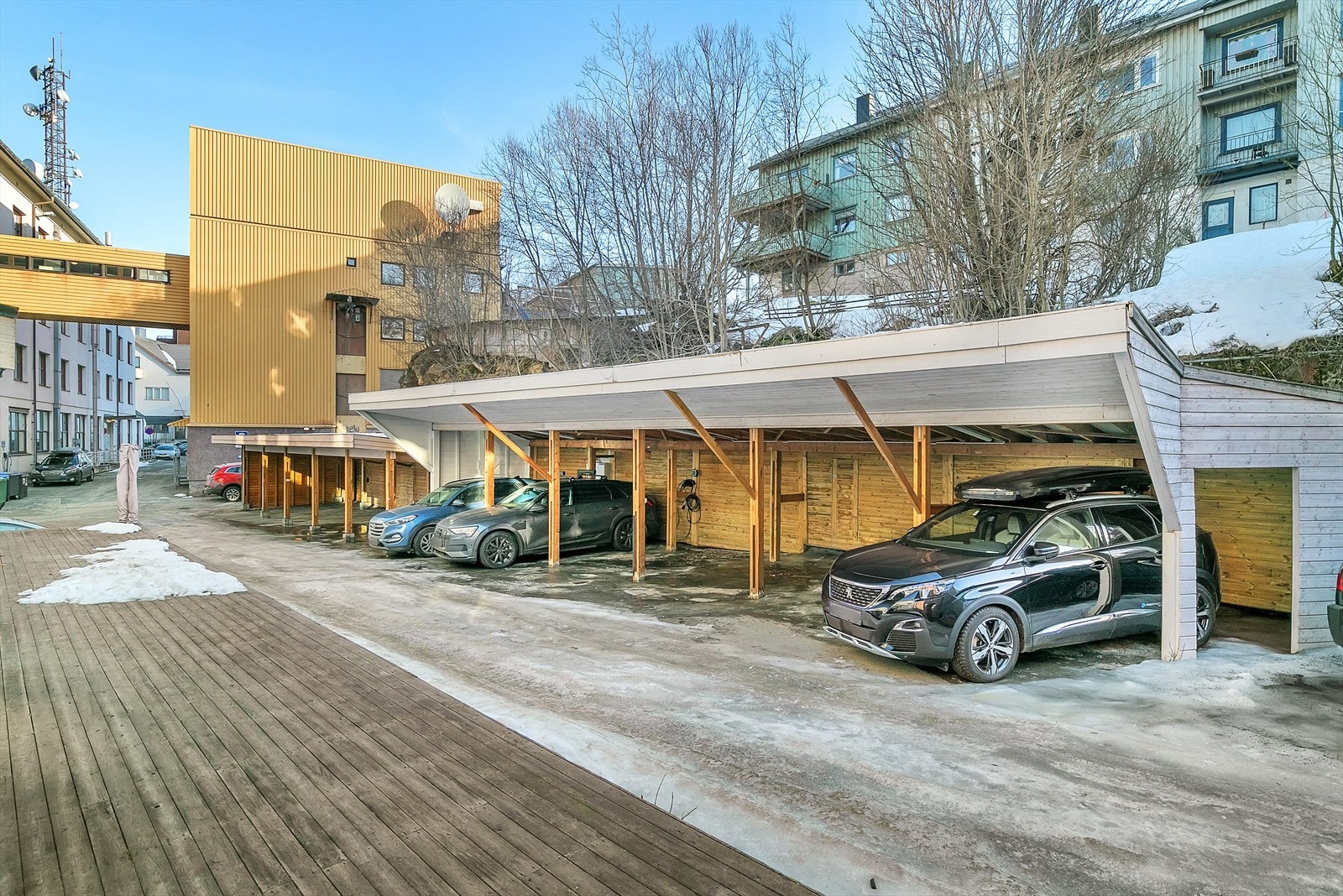 Her kan vi tilogmed friste med egen parkeringsplass i carport! Medfølgende kontakt for motorvarmer. Dette er ikke ofte man ser i denne prisklassen, i Narvik sentrum. Galleribilde