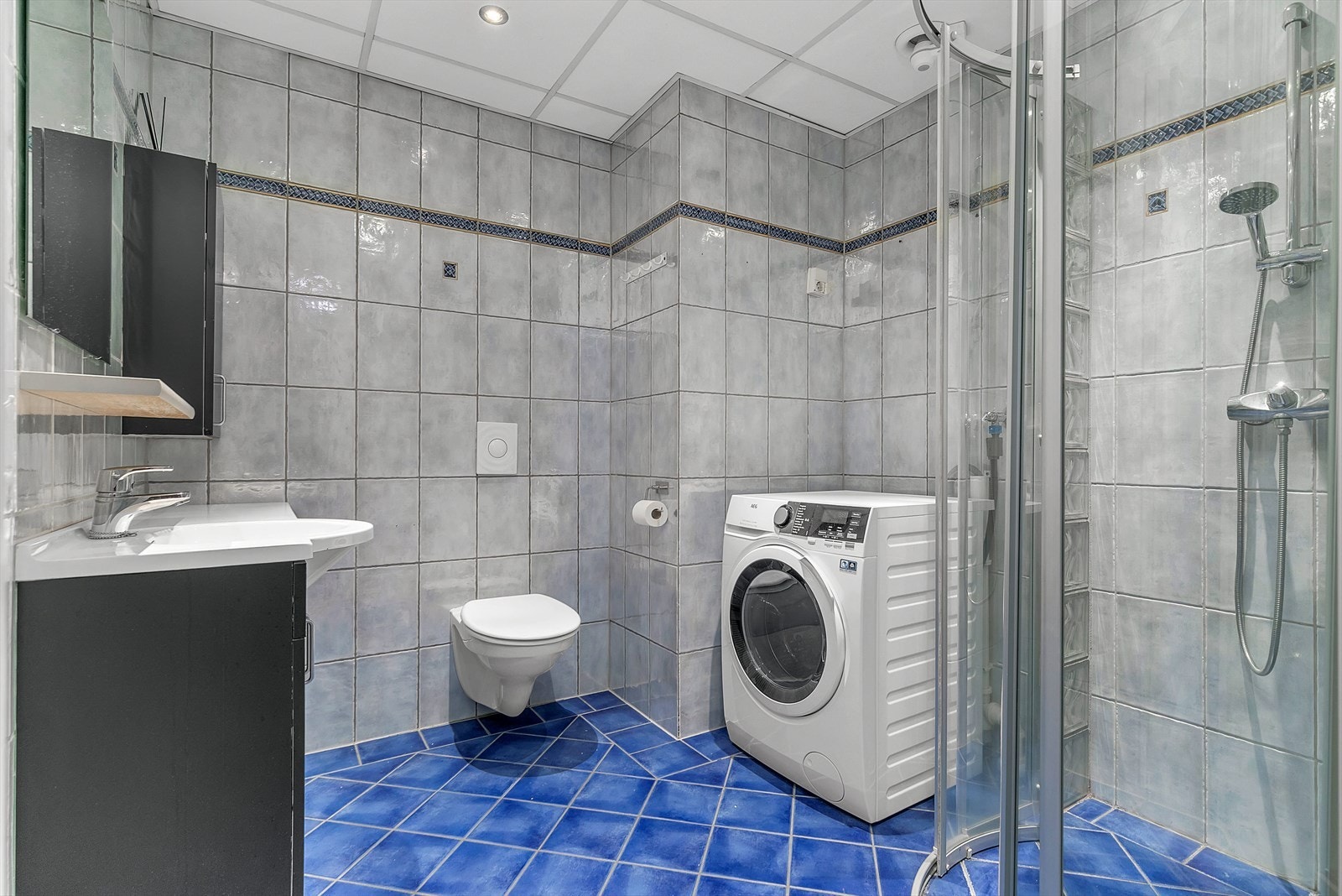 Bad med plass til vaskemaskin. Praktisk! Galleribilde