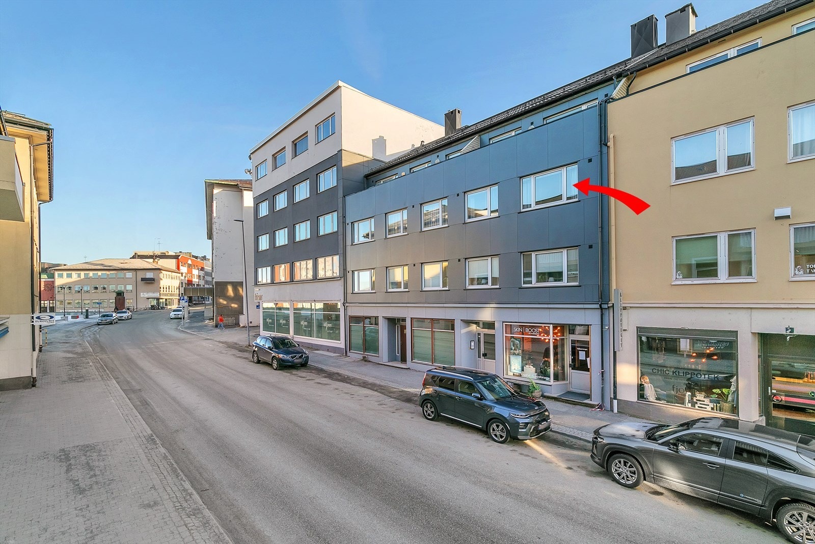 Taktekking er av Decra fra 2005, og fasadeplater i front ble montert 2020. Galleribilde