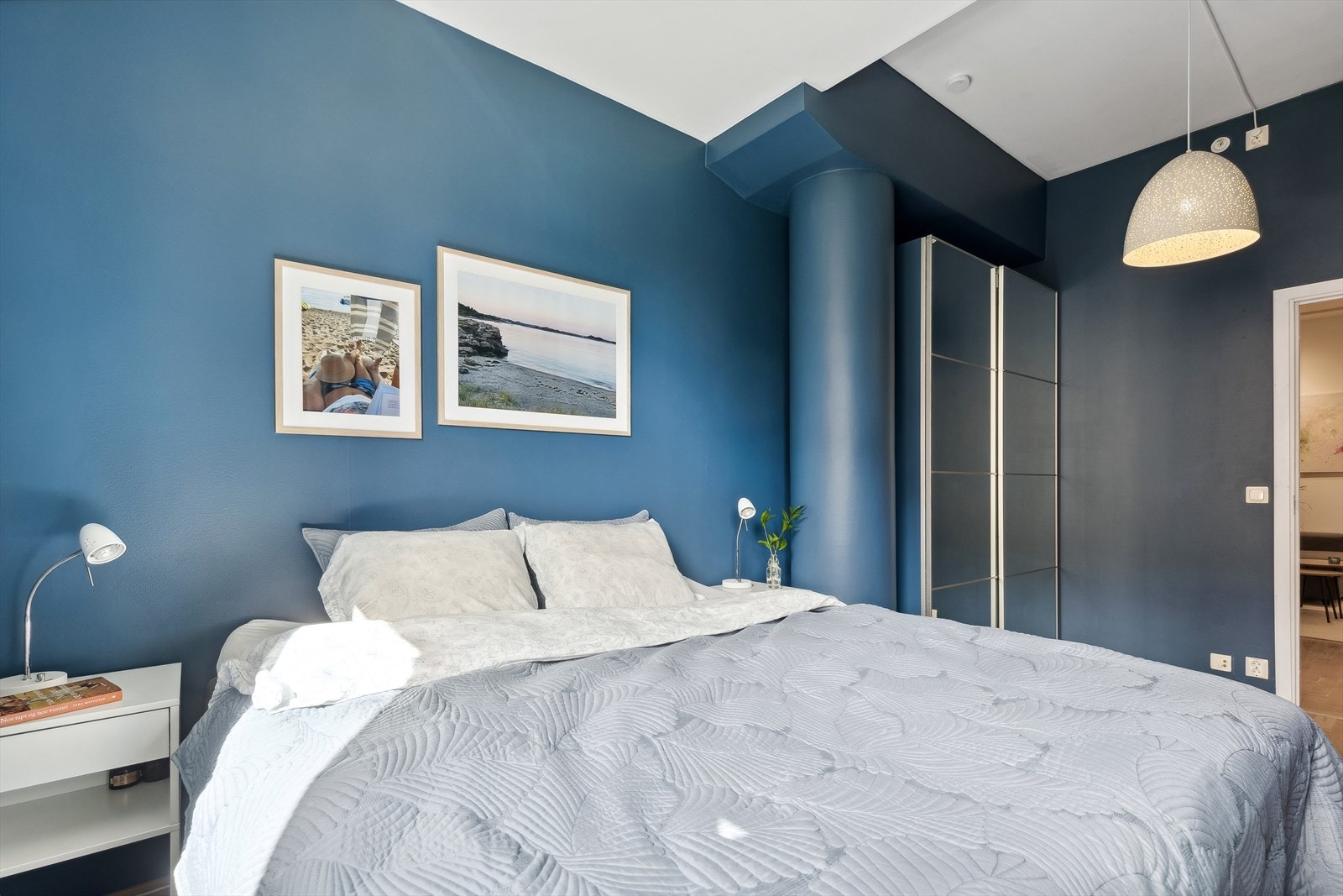 Godt med oppbevaringsplass i skyvedørsgarderobe med speilfronter. Galleribilde