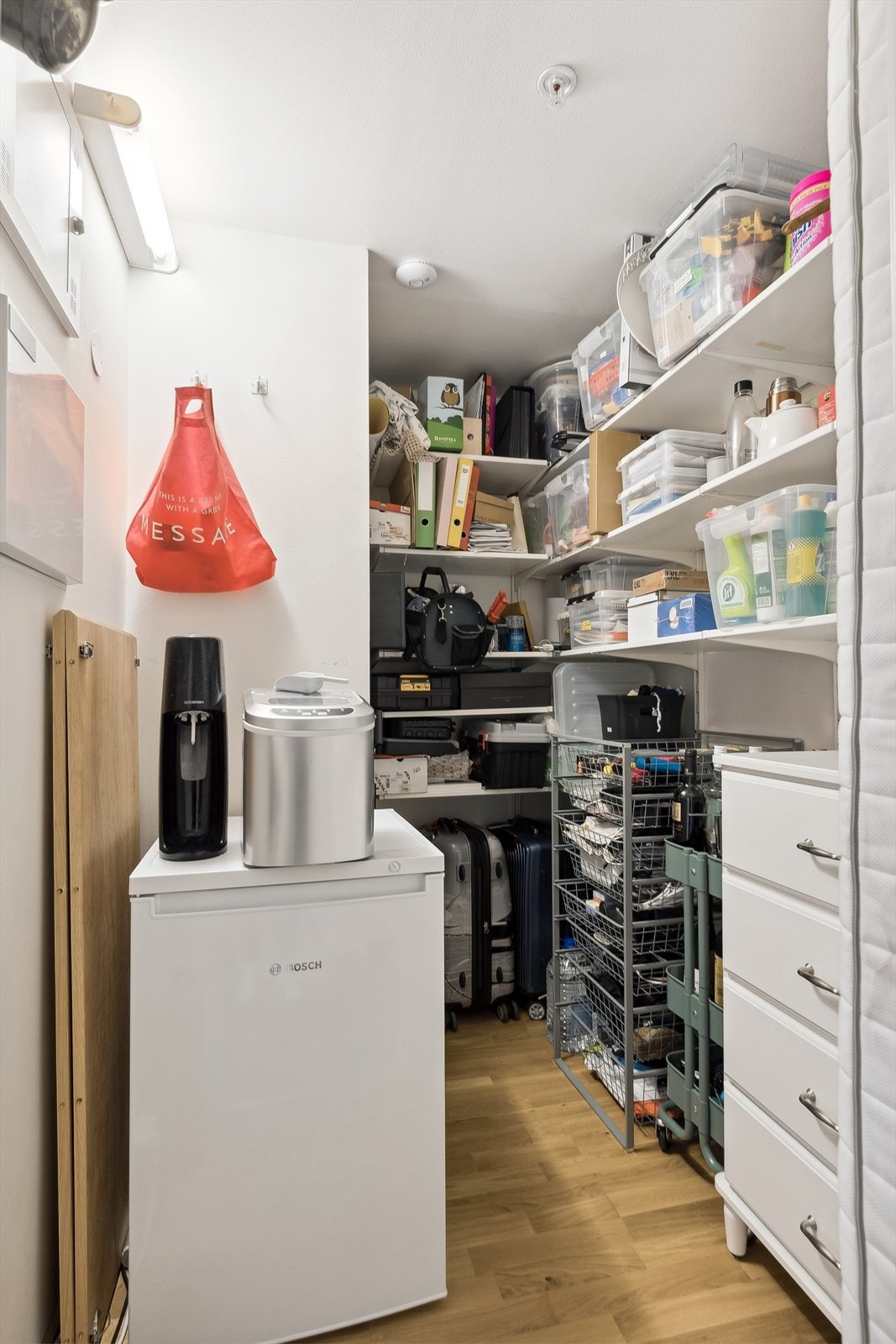 Det er inngang til innvendig bod fra gang i 1. etasje. Her finner du el-skap med automatsikringer, og rommet byr på ekstra lagringsplass. Galleribilde