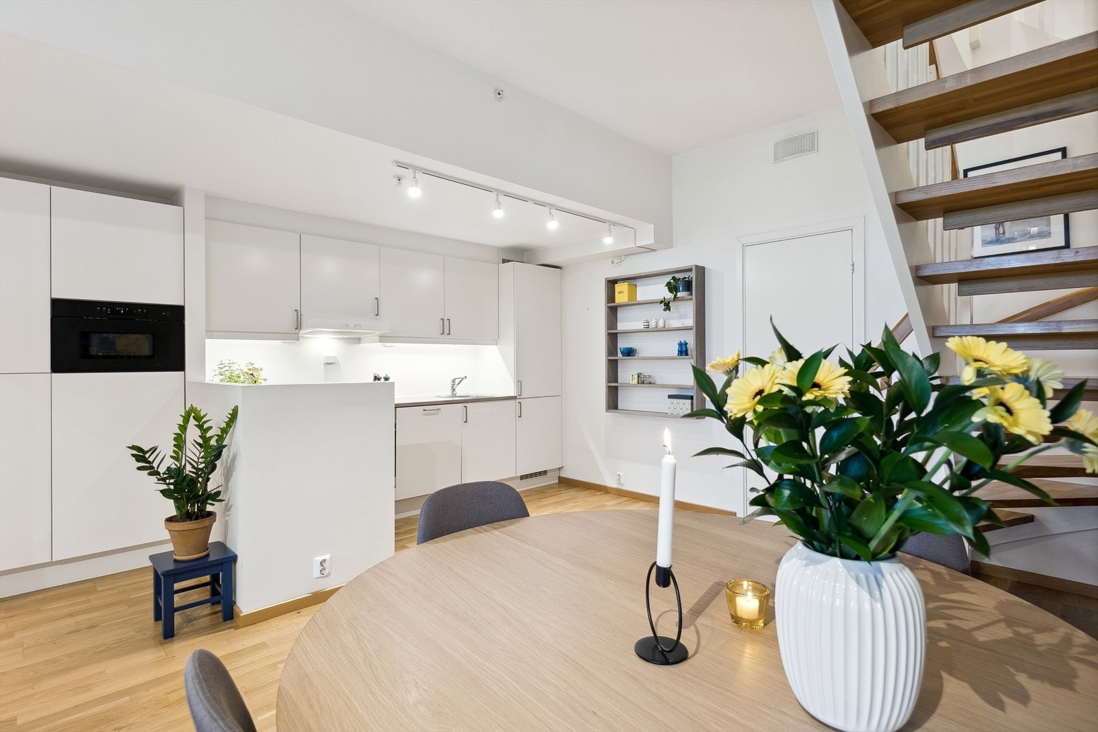 Kjøkkenet har integrerte hvitevarer som kjøl/frys, ovn, platetopp, oppvaskmaskin og ventilator med avkast til felles avtrekk. Galleribilde