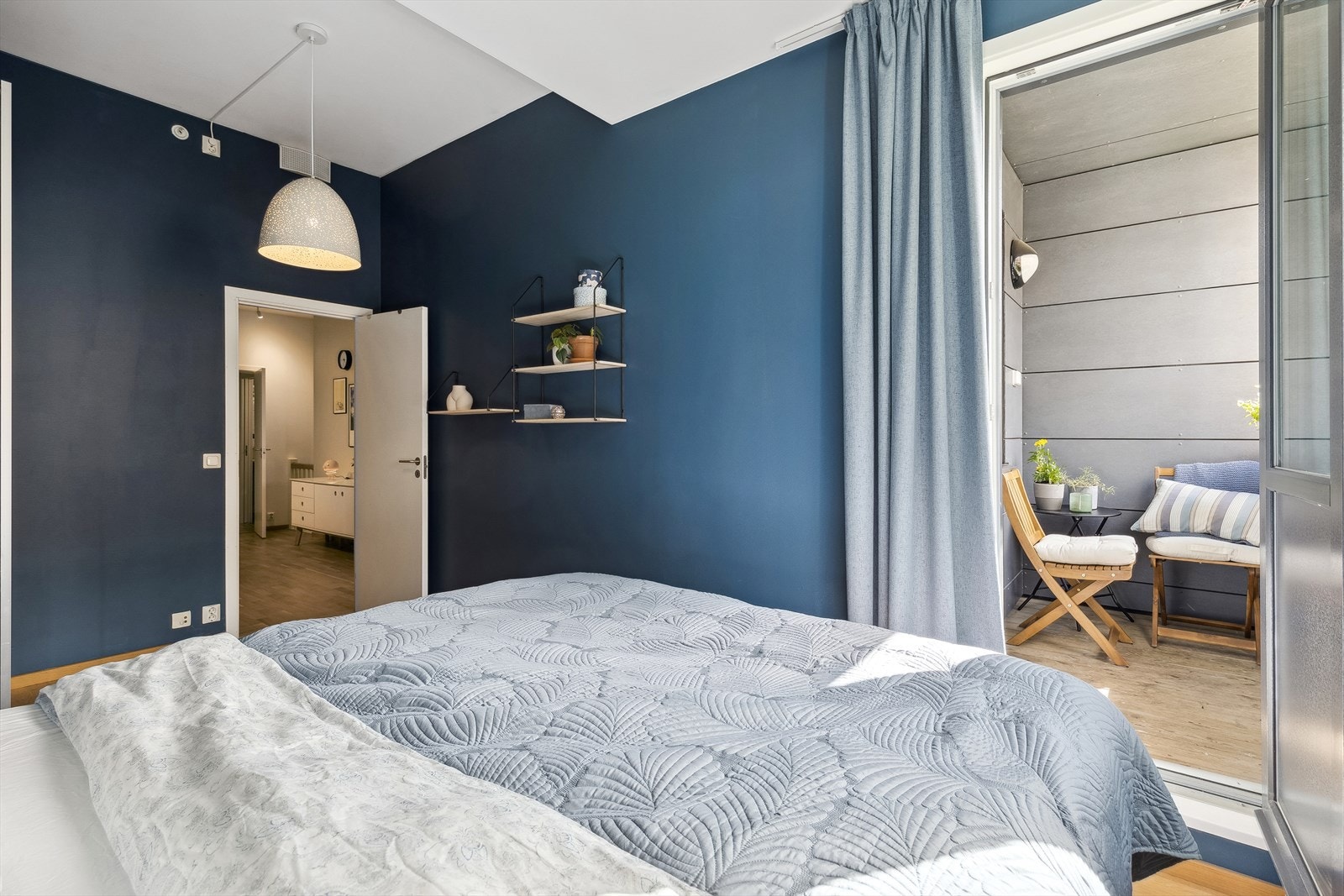 Fra soverommet er det utgang til vestvendt balkong på 2 m². Galleribilde