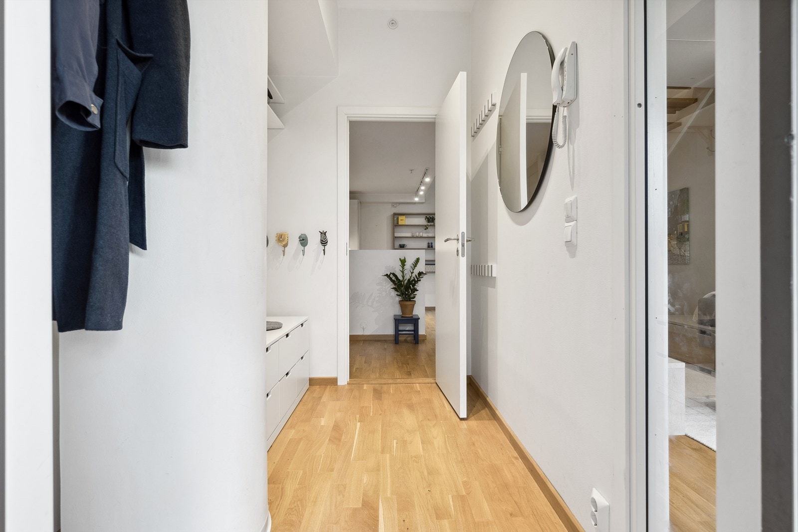 God plass til oppheng av yttertøy og til å sette fra seg sko. Det er også plass til å etablere garderobeløsning i entréen/gangen. Galleribilde