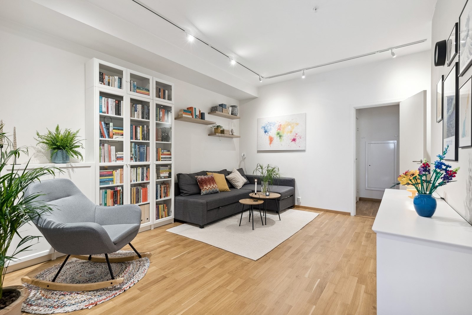 Denne stuen kan benyttes som tv-stue, lekerom, kontorplass mm. Det er god plass til stor sofaseksjon samt tv-møblement. Galleribilde