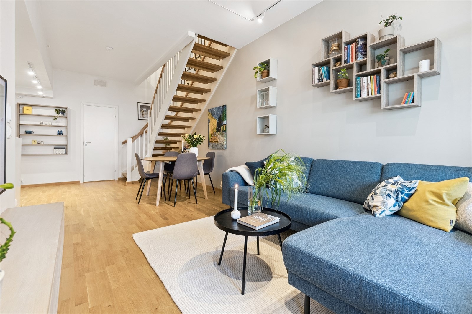 Stuen lar seg enkelt møblere med spisestue, sofagruppe og mediemøbler. Galleribilde