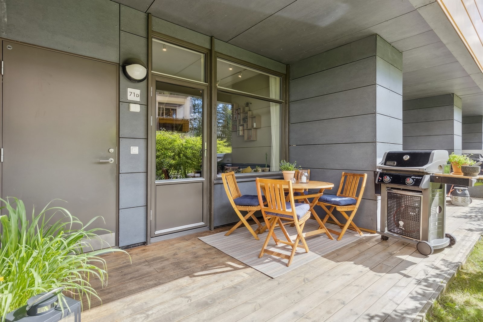 Fra stuen er det utgang til nordvestvendt markterrasse på 11 m² som kan oppleves som en forlengelse av stuen i sommerhalvåret. Galleribilde