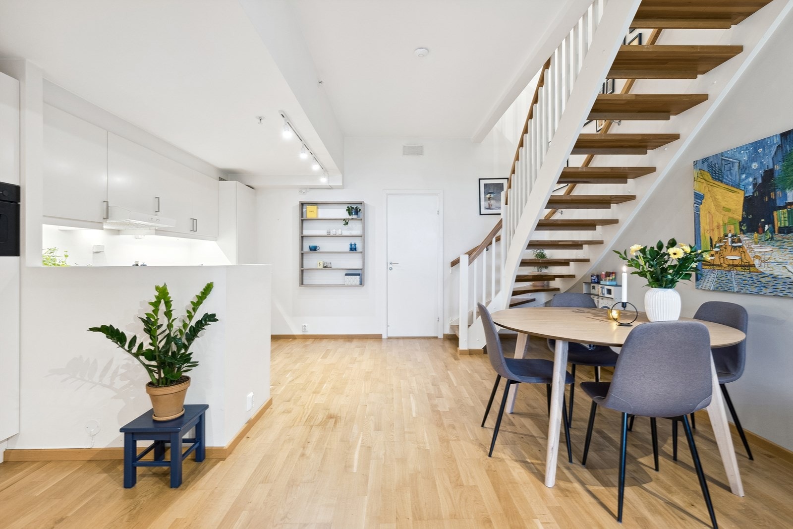 Plass til et stort spisebord hvor man kan invitere venner og familie. Galleribilde