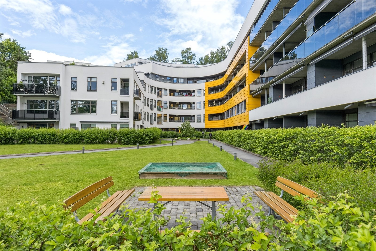 Det er store grøntområder mellom bebyggelsen på eiendommen. Galleribilde