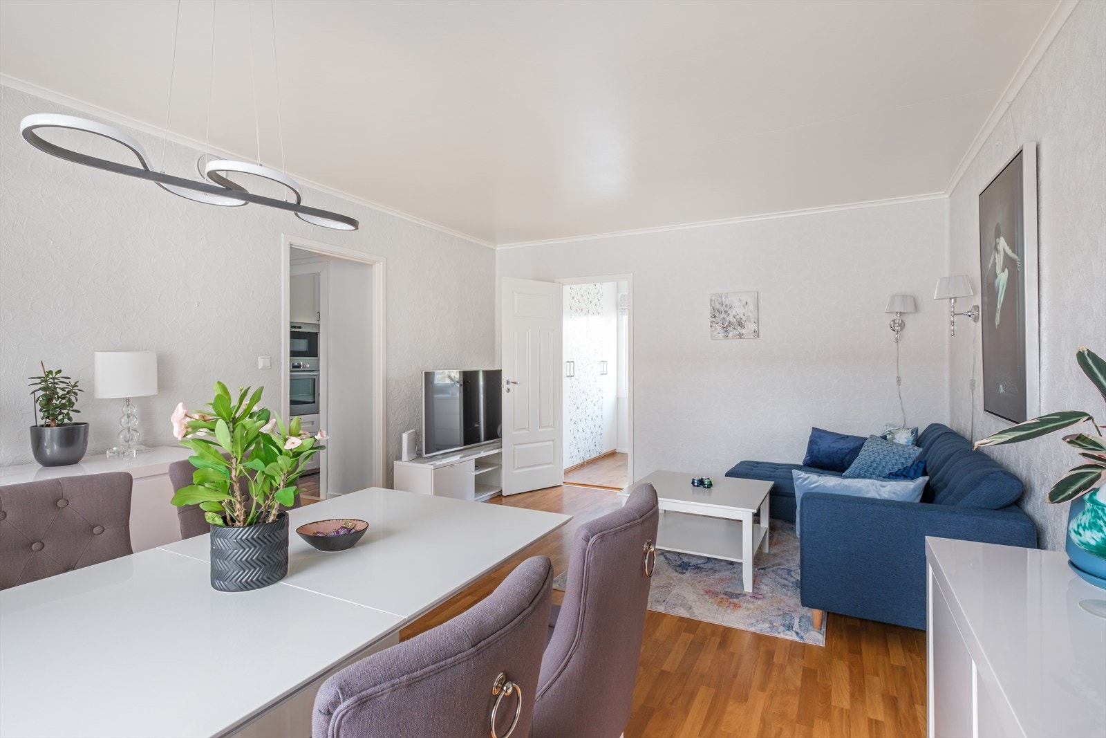 Stuen som måler hele 22,6 m² har mange innredningsmuligheter. Galleribilde