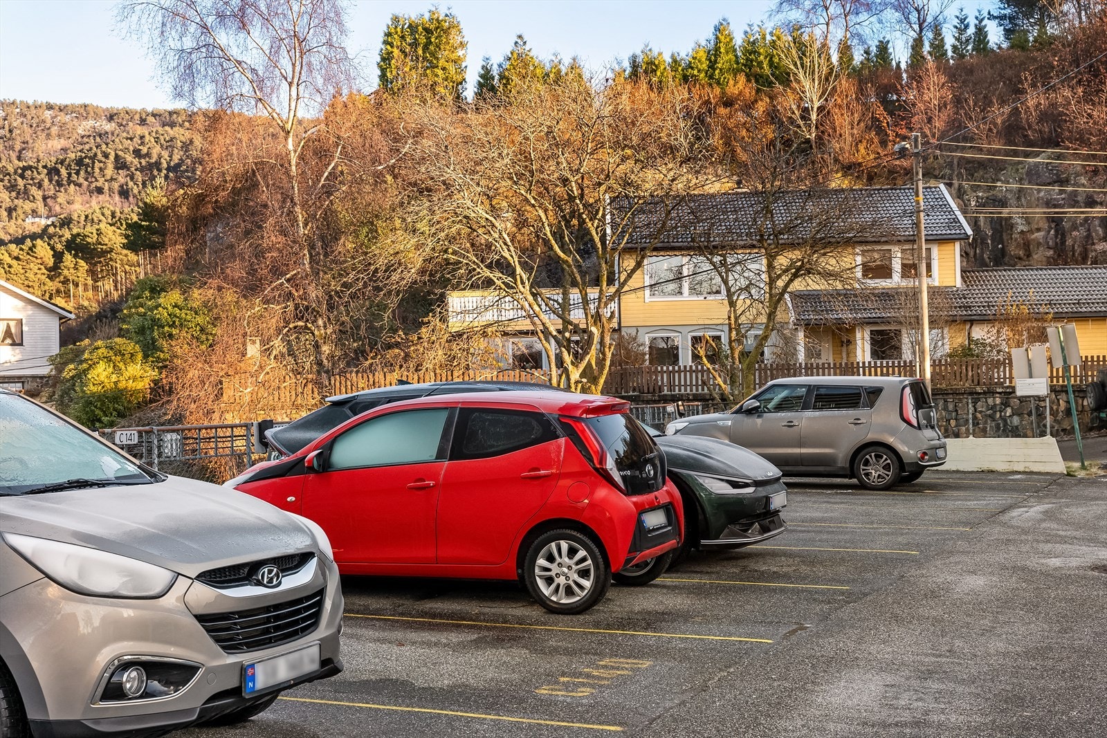 Borettslaget har flere parkeringsplasser som tildeles etter venteliste. Styreleder sier det går ganske raskt å få tildelt utvendig parkering, men er litt ventetid på garasje. Galleribilde