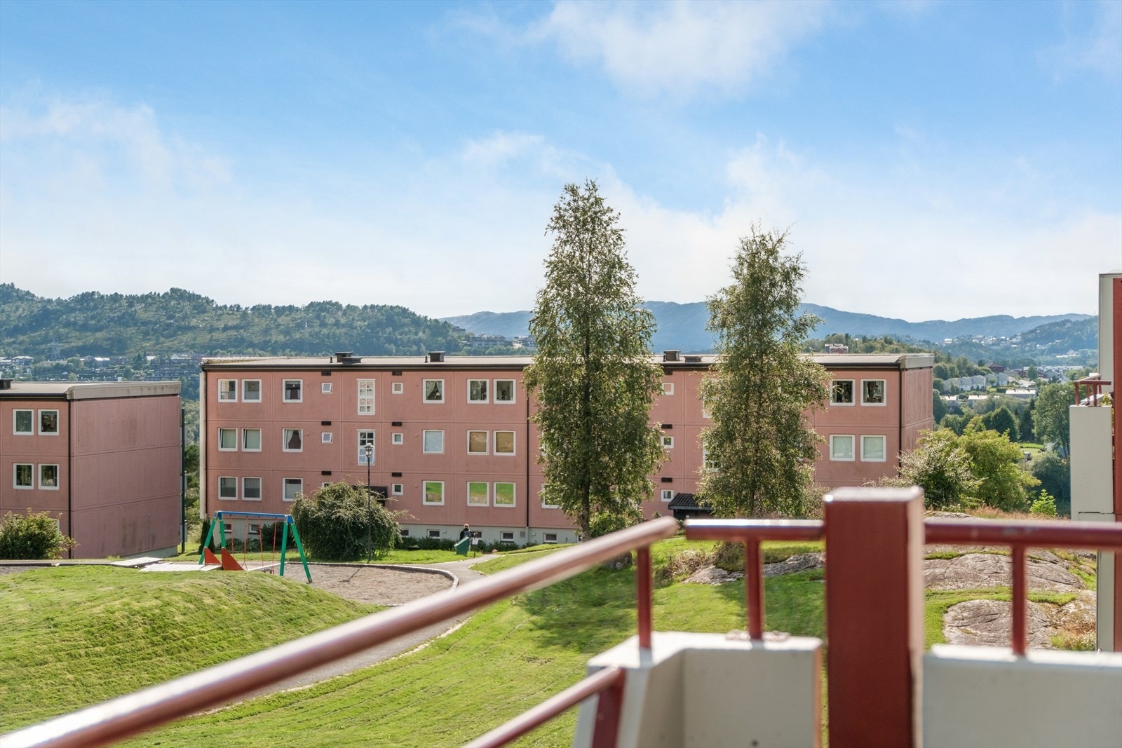 Fra stuen er det utgang til sør-/vestvendt balkong på 10 m² med gode sol og utsiktsforhold. Galleribilde