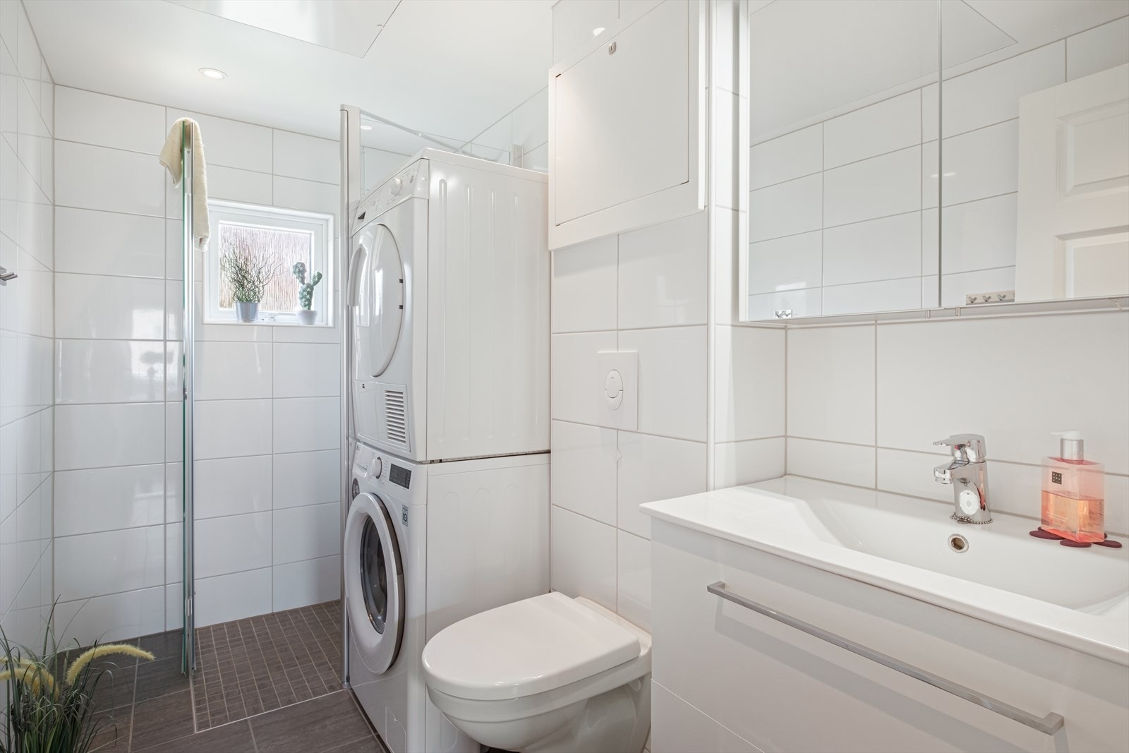 Badet ble tatt i regi av BRL i 2019 og her har selger valgt å oppgradere bl.a. fliser, dusjdør og innredning. Galleribilde