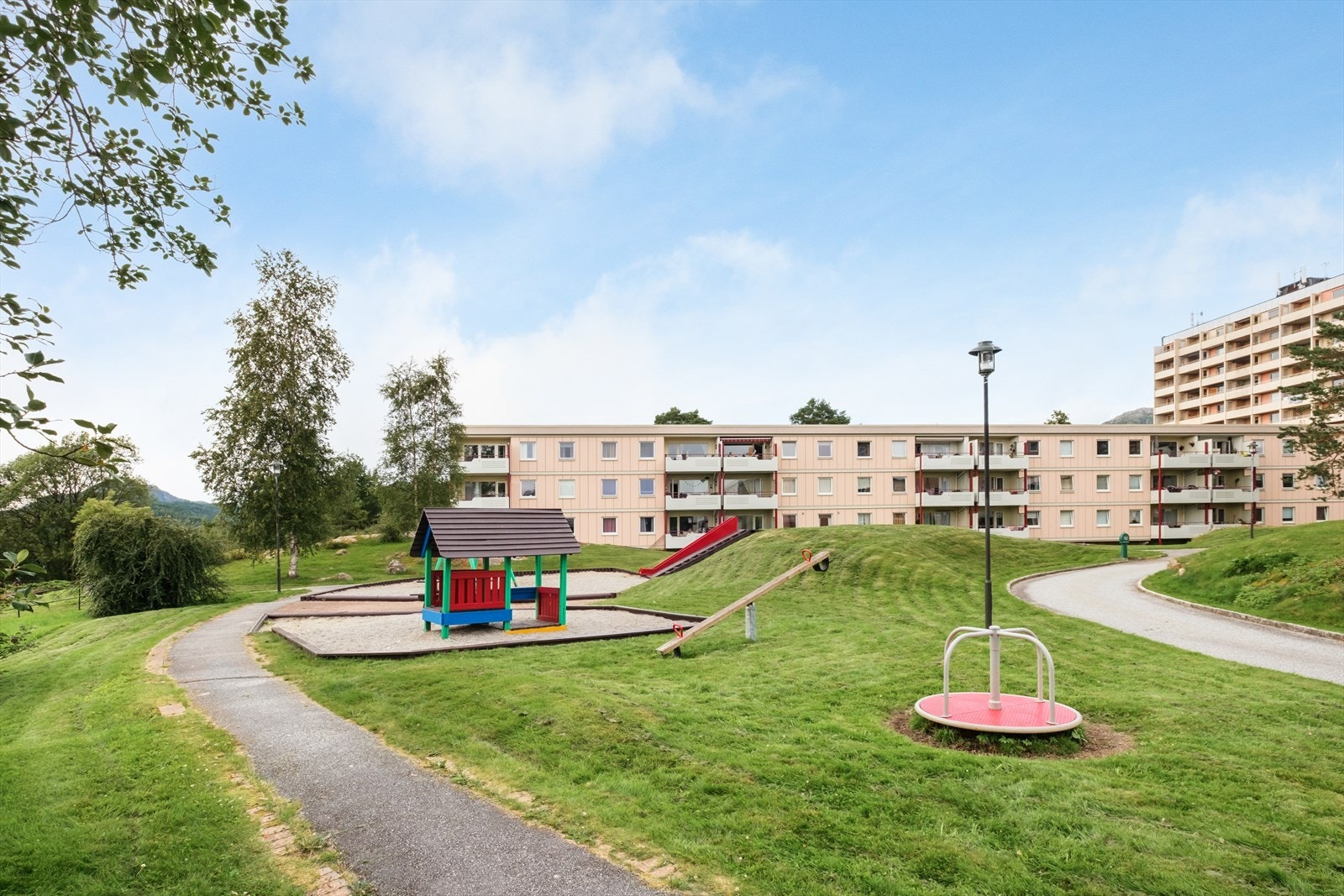 Borettslaget har opparbeidet seg flere lekeplasser og naturskjønne fellesområder. Galleribilde