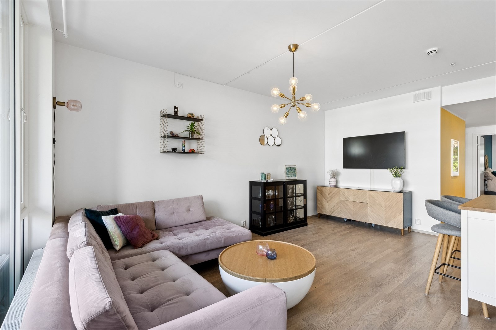 Stuen har god plass til en stor sofa. Galleribilde