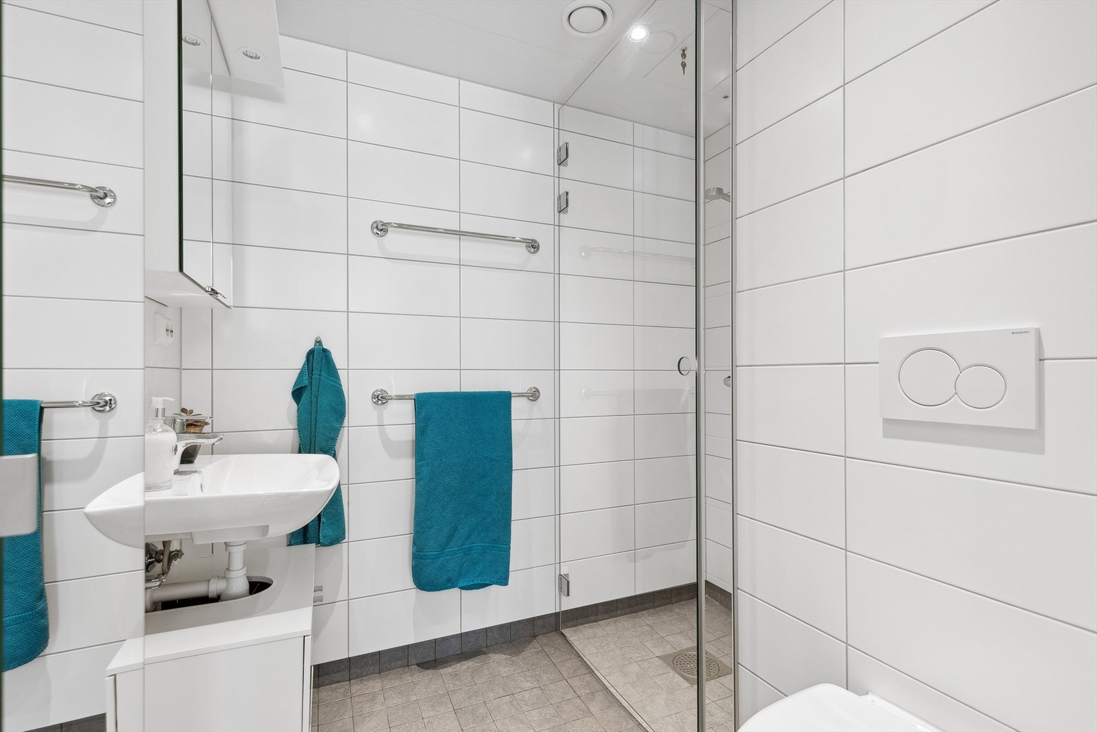 Bad nummer to med dusj og wc + servant.
God skapplass. Galleribilde