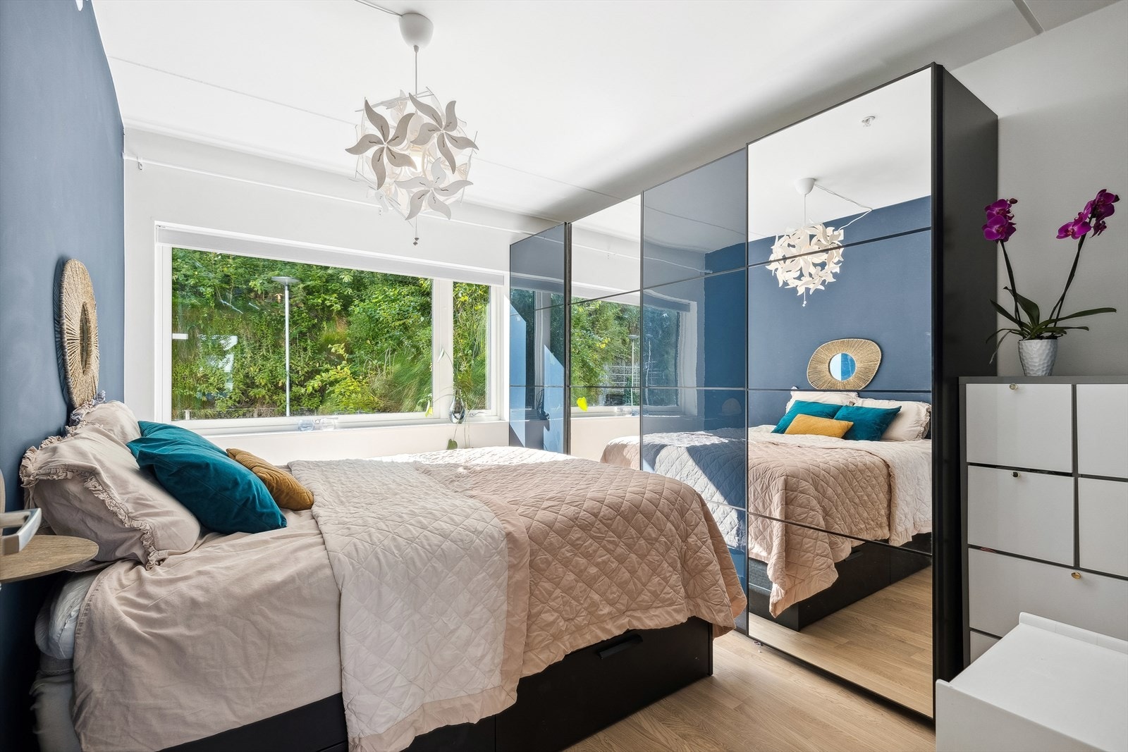 Hovedsoverommet har godt med plass til dobbeltseng og tilhørende møblement. God skapplass. Galleribilde