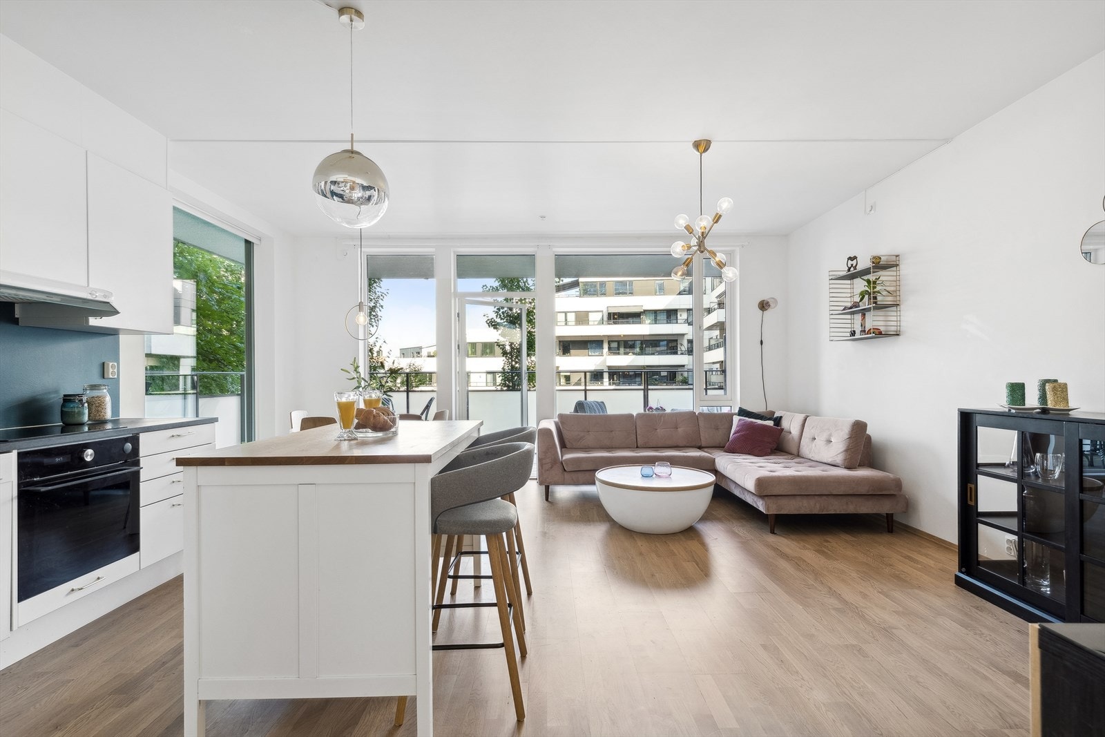 Lys stue med vindu fra to sider. Parkett på gulv. Galleribilde