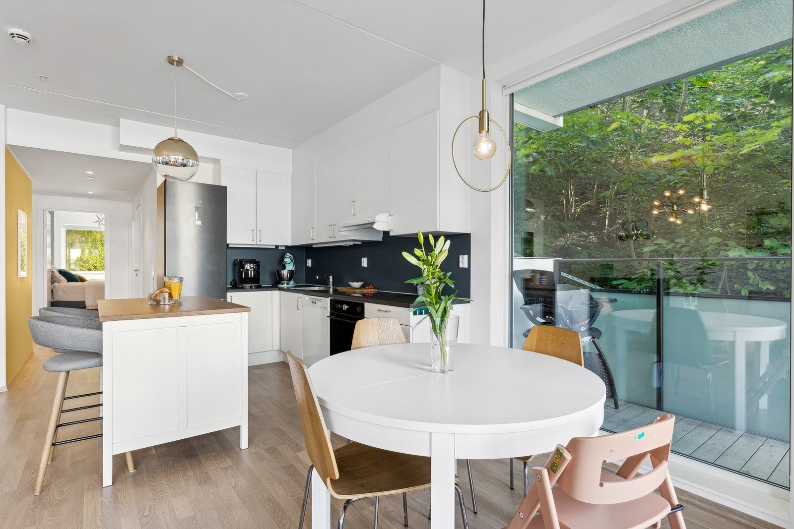 God plass for kjøkkenbord ved siden av kjøkken. Galleribilde