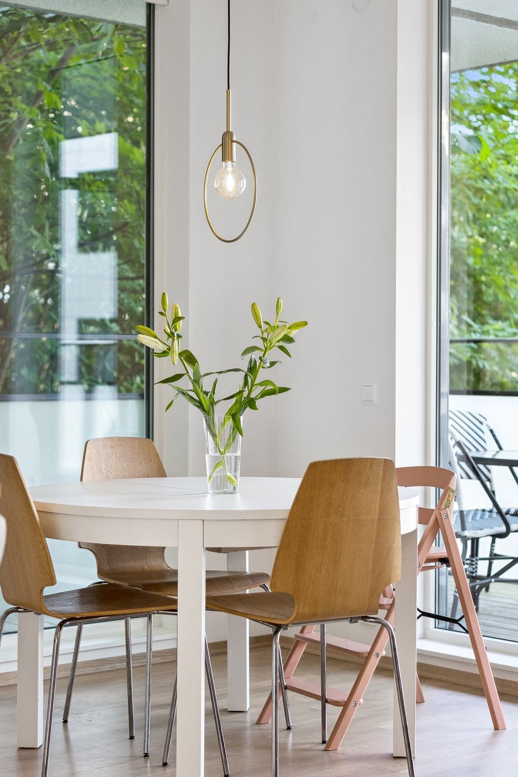 Lys og romslig stue med store vinduer som slipper inn mye naturlig lys som gir en behagelig atmostfære.
Hyggelig å se ut mot det grønne. Galleribilde