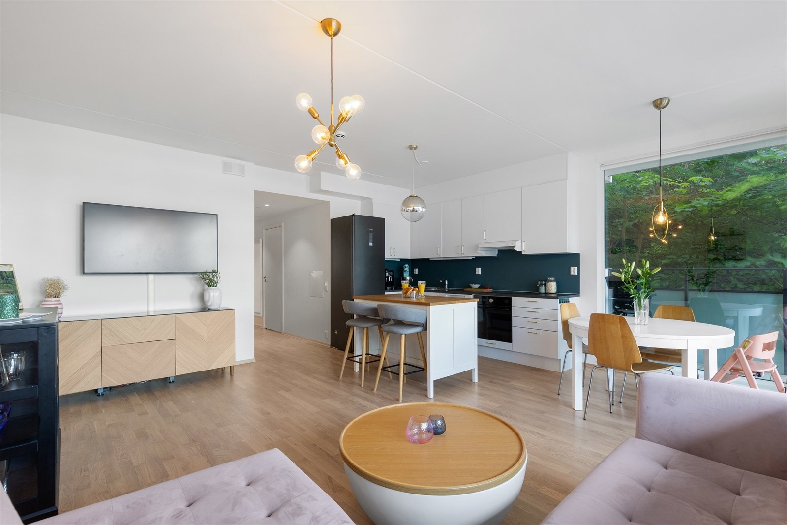 Stue med åpen kjøkkenløsning. Galleribilde