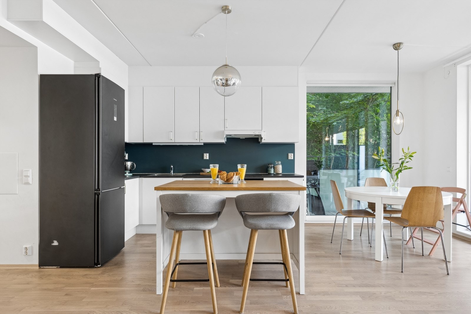 Kjøkken med en liten kjøkken øy som gjør det hyggelig å sosialisere seg, mens mat blir lagd! Samt det er plass for større spisebord ved vindu. Galleribilde