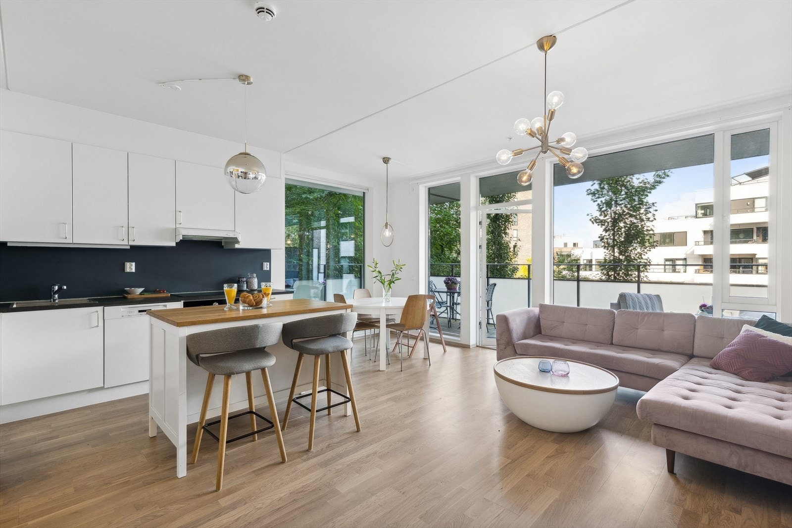 Velkommen til Ingeniørveien 12! En attraktiv 4-roms leilighet med meget barnevennlig beliggenhet. Galleribilde