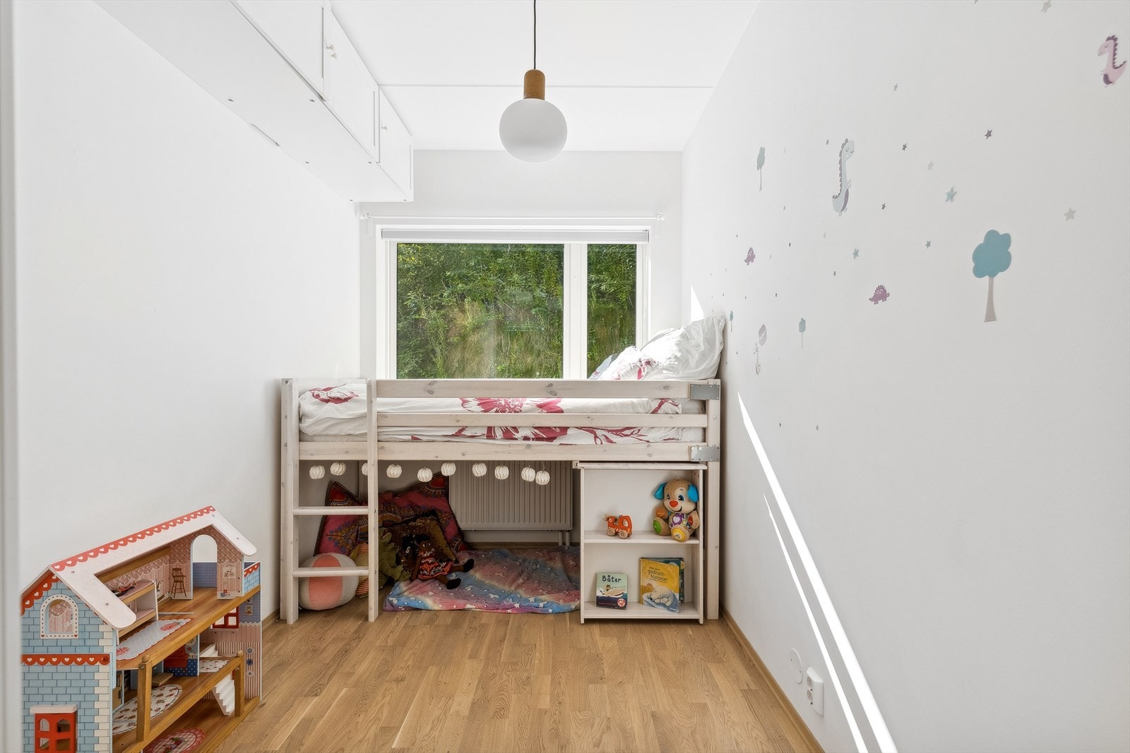 Soverom nr 3 som er innredet som barnerom i dag. Her er det garderobeskap samt skap på vegg. Galleribilde