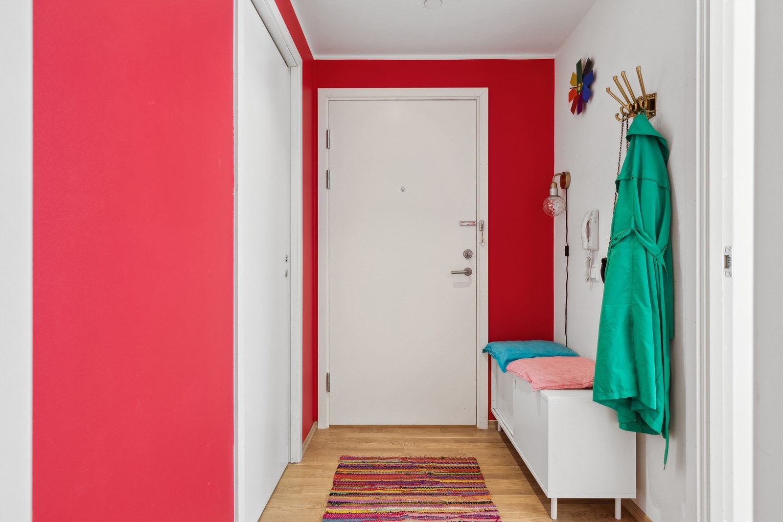 Velkommen inn.
Entree med praktisk inngang til stor garderoeb/innvendig bod.
Her er det plass for å henge av seg sko og jakke. Galleribilde