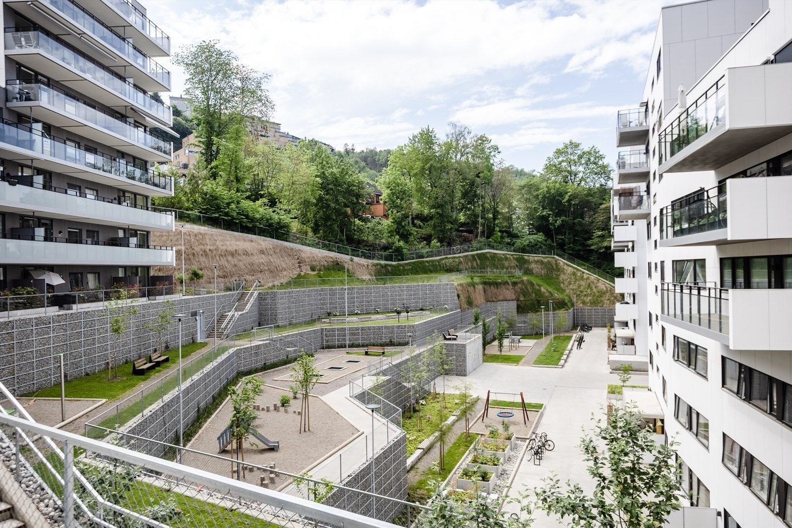 Velkommen til Kværnertoppen!
Inngang fra bakgård.
Passer store som små.
Her finnes det sittegrupper, mange lekeapparater, hengekøye, treningsstativ, bordtennisbord mm. Galleribilde
