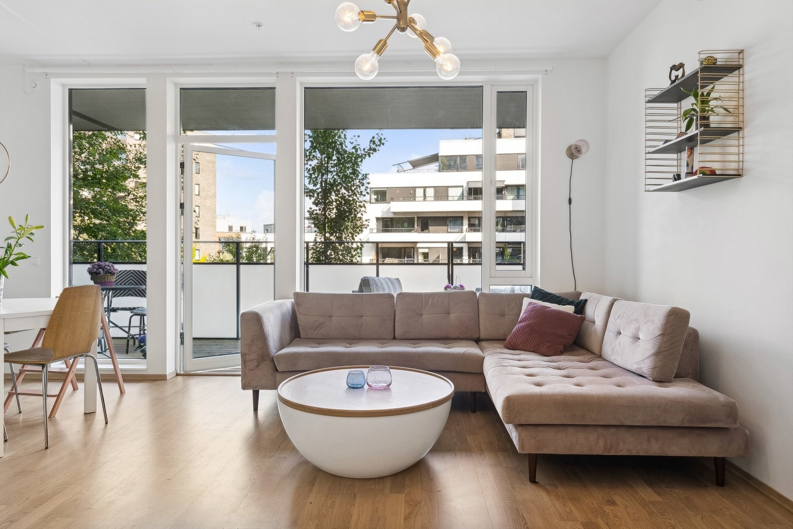 Usjenert stue med utgang til 16 kvm terrasse. Galleribilde