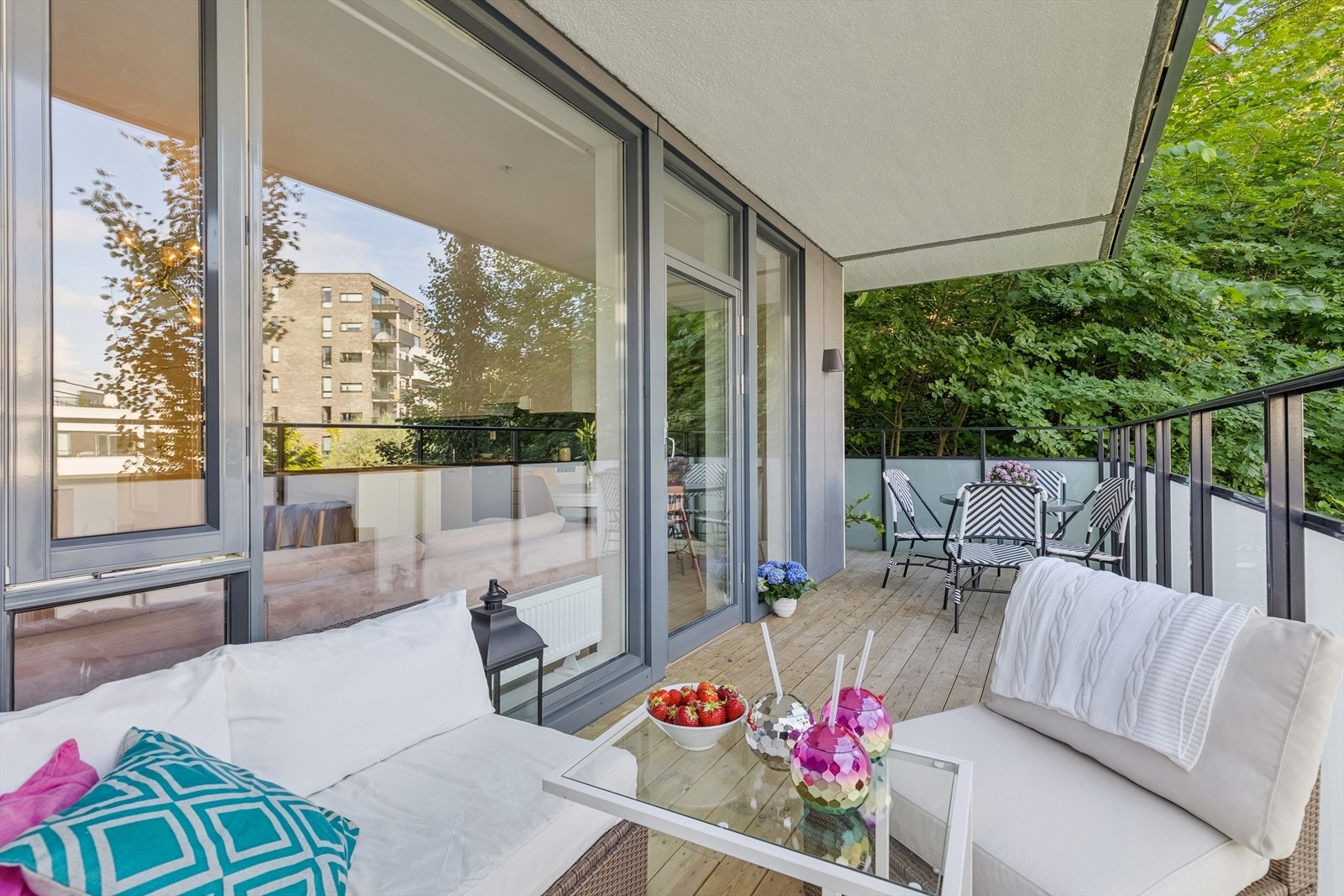 Her på den nordvestvendte terrassen på 16 kvm får man plass med både sittegruppe og spisebord. Galleribilde