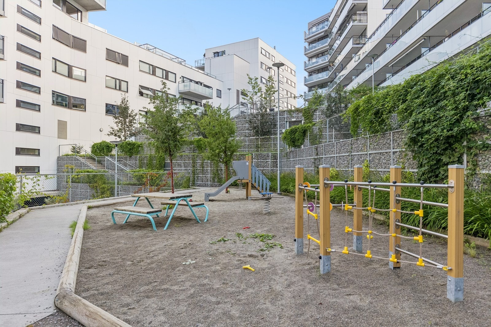 Flere lekeplasser i området og i bakgården. Galleribilde