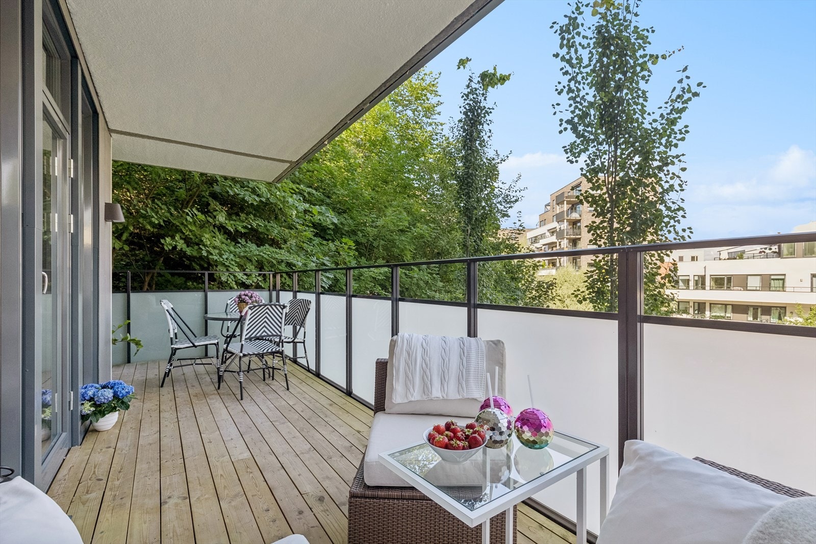 Romslig veranda med god plass til sittegrupper og møbler. Galleribilde