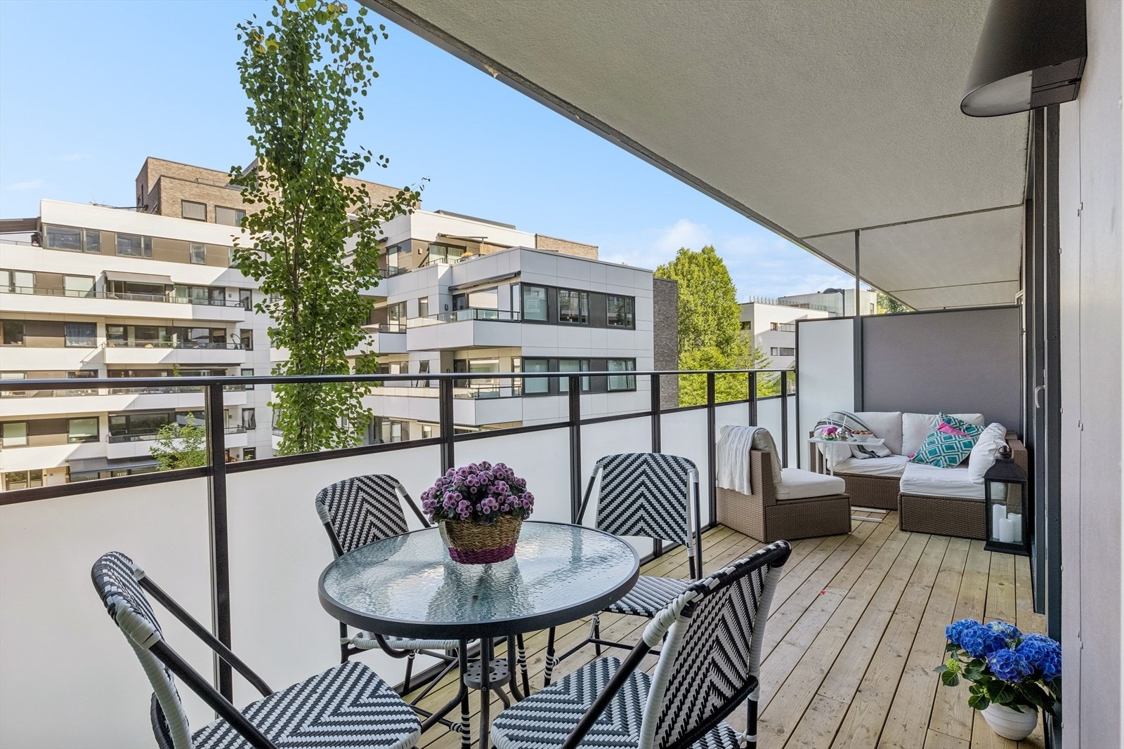 Stor terrasse med plass for spisebord og sittegruppe. Galleribilde