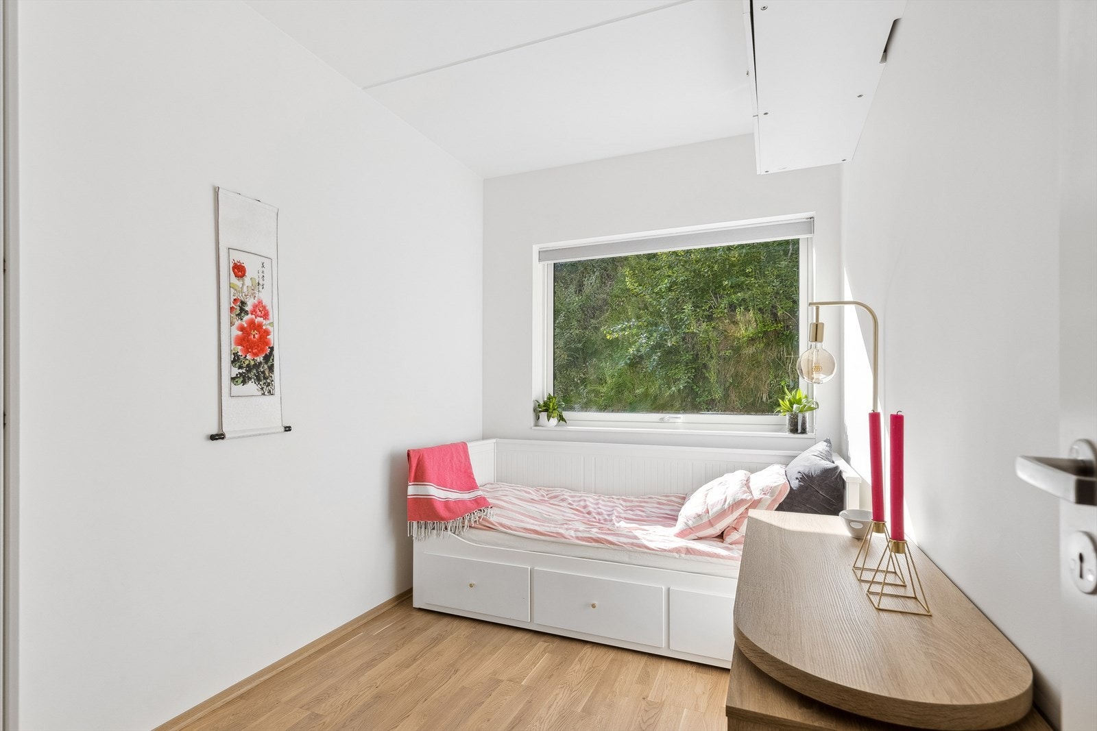 Soverom nr 2 har god plass til en seng og en pult.
Garderobeskap.
Seng følger med hvis ønskelig. Galleribilde