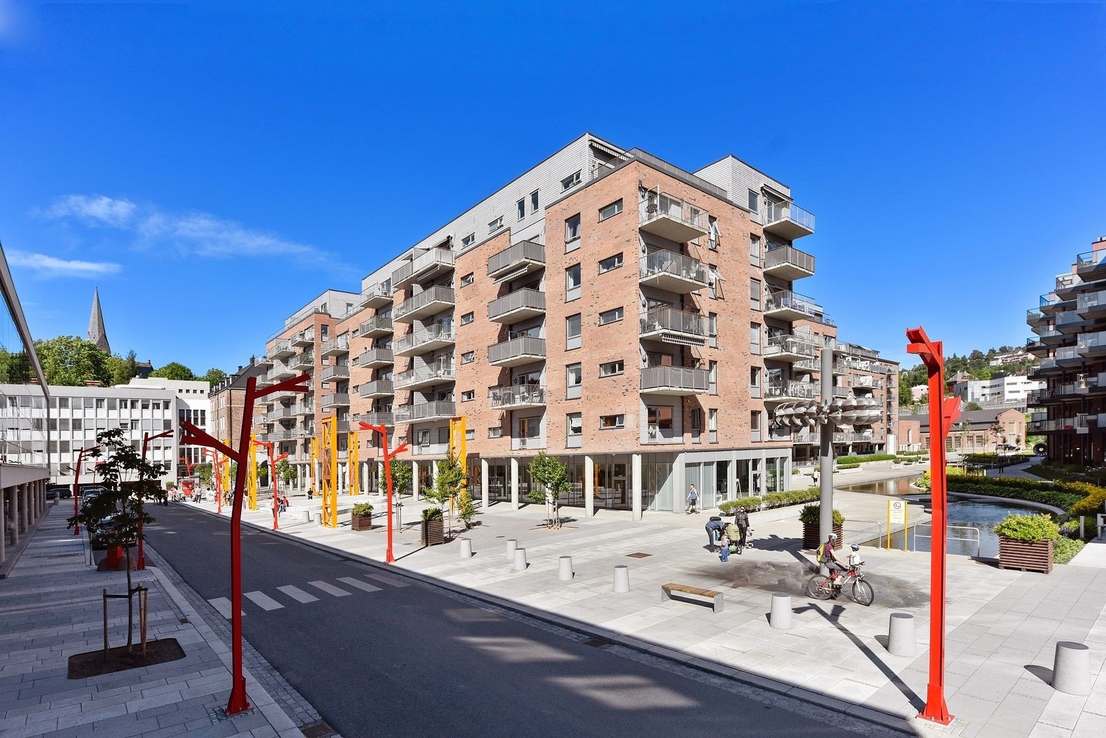 Kværnerbyen med butikk, kafee, bussholdplass mm. Galleribilde