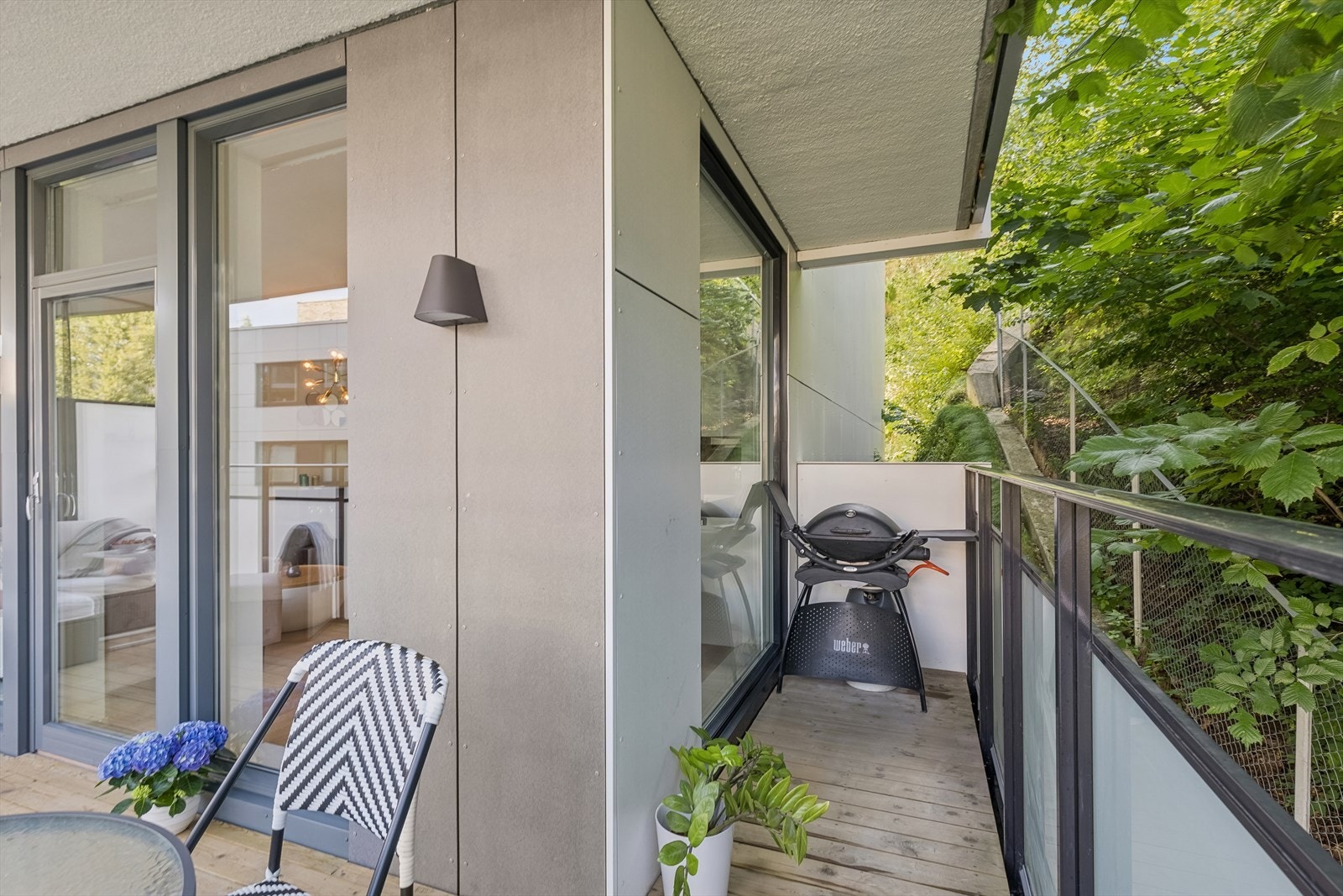 Terrassen har en liten adskilt plass, og her er det plass for eksempel grill. Galleribilde