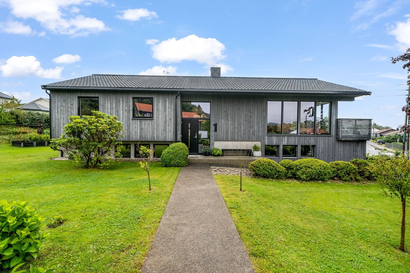 Flott opparbeidet tomt med grøntområder og beplantning. Galleribilde