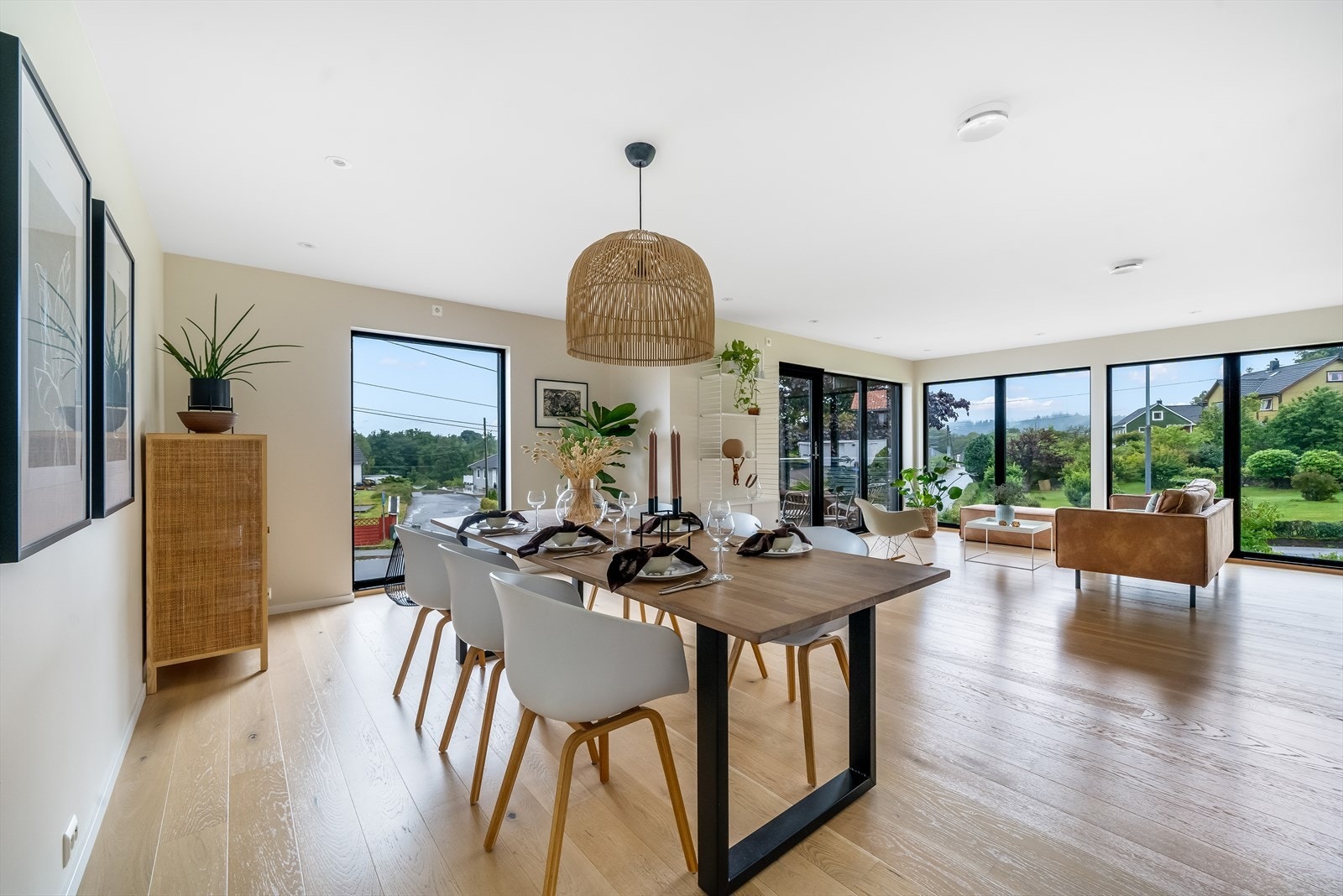 Romslig og lys stue med store vindusflater. Galleribilde