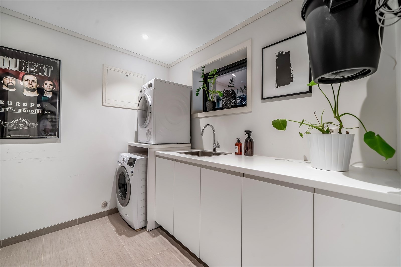 Stort vaskerom med brettebenk og skap for oppbevaring. Galleribilde