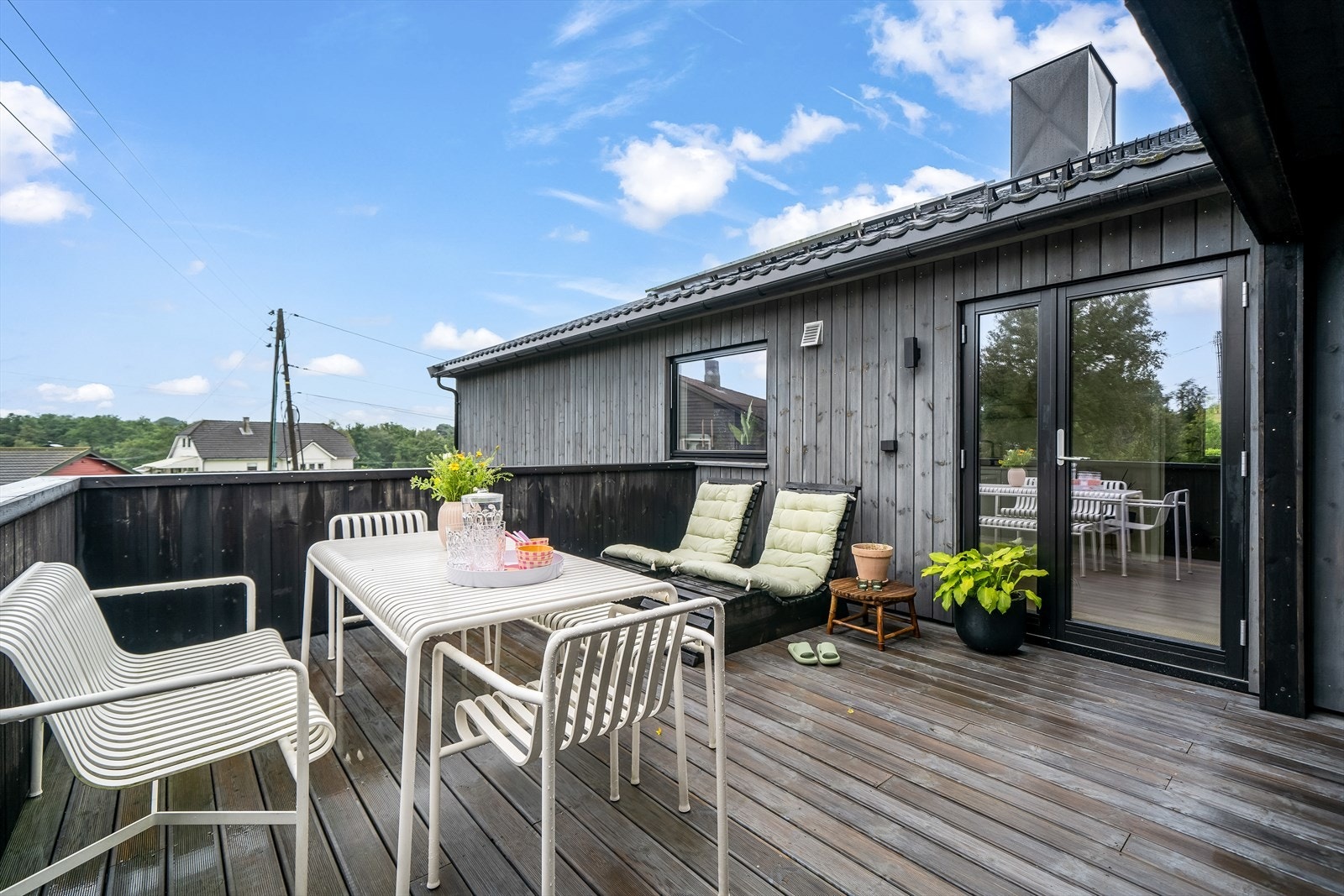 Adkomst fra kjøkkenet til terrassen. Galleribilde